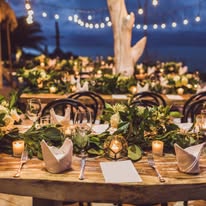 Cena al aire libre con iluminación