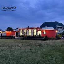 Fachada del jardín al atardecer